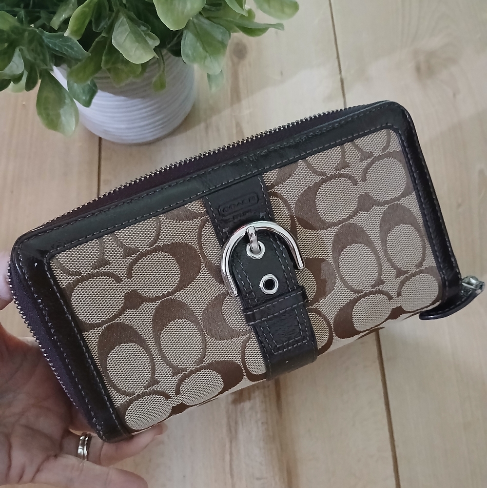 Coach Canvas And Patent Leather Vintage Wallet Signature Print!